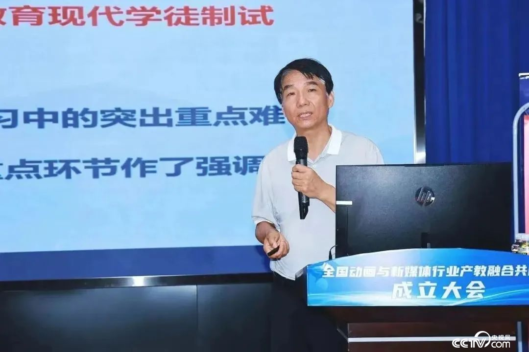 陕西工业职业技术学院原党委书记崔岩作报告